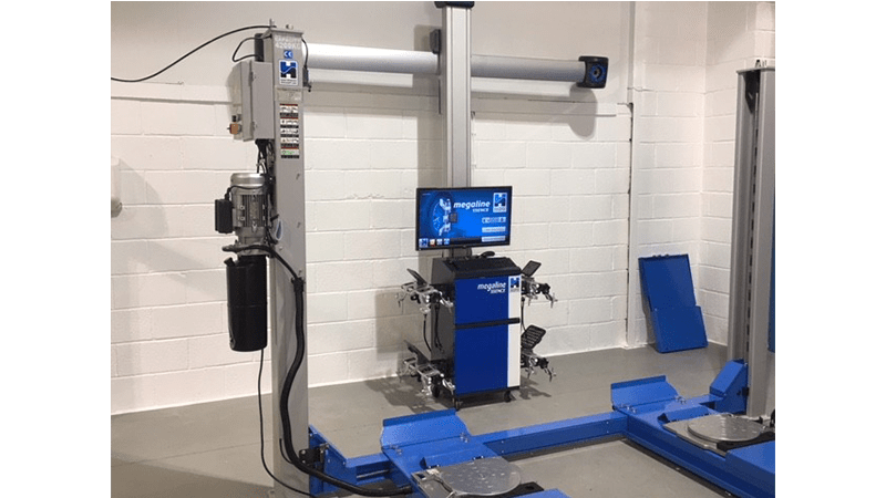 4 post lift with turnplates and 3D Aligner from Hofmann Megaplan